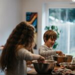 famille cuisiner avec les enfants