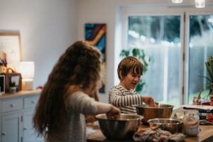 famille cuisiner avec les enfants