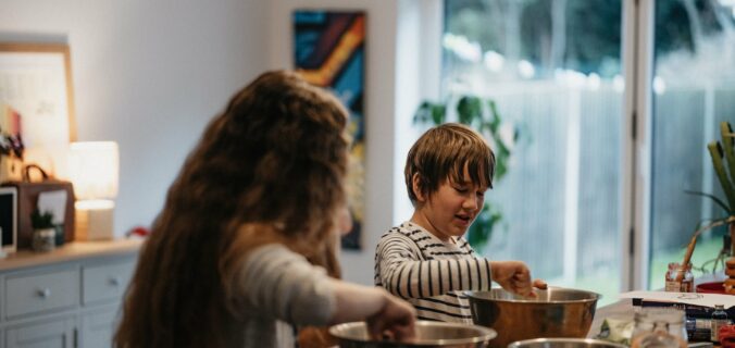 famille cuisiner avec les enfants